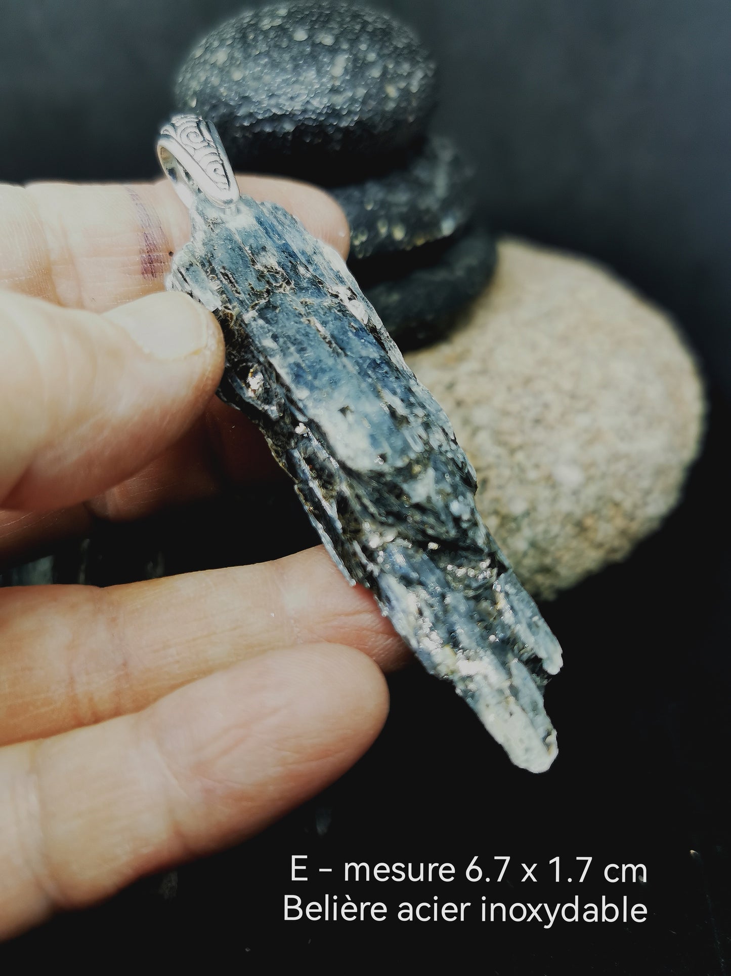 Cyanite bleue irisée