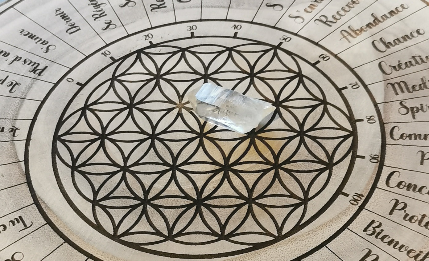 planche à pendule, spirituelle fleur de vie et taux vibratoires. Photo avec quartz pur pour présentation  