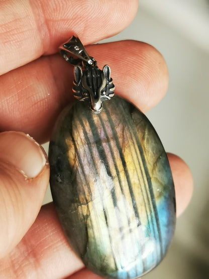 Labradorite multicolore/ Loup