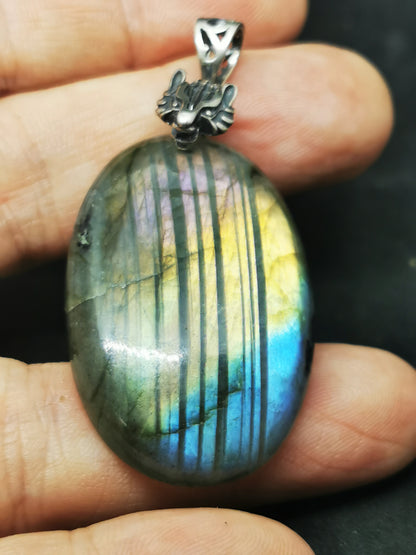 Labradorite multicolore/ Loup