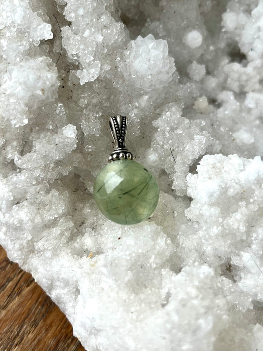 Liv, pendentif en prehnite