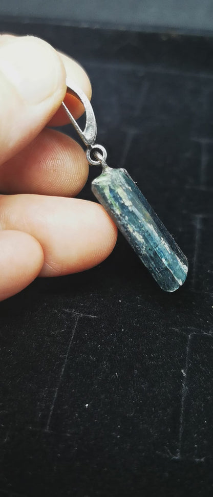 Cyanite bleue irisée