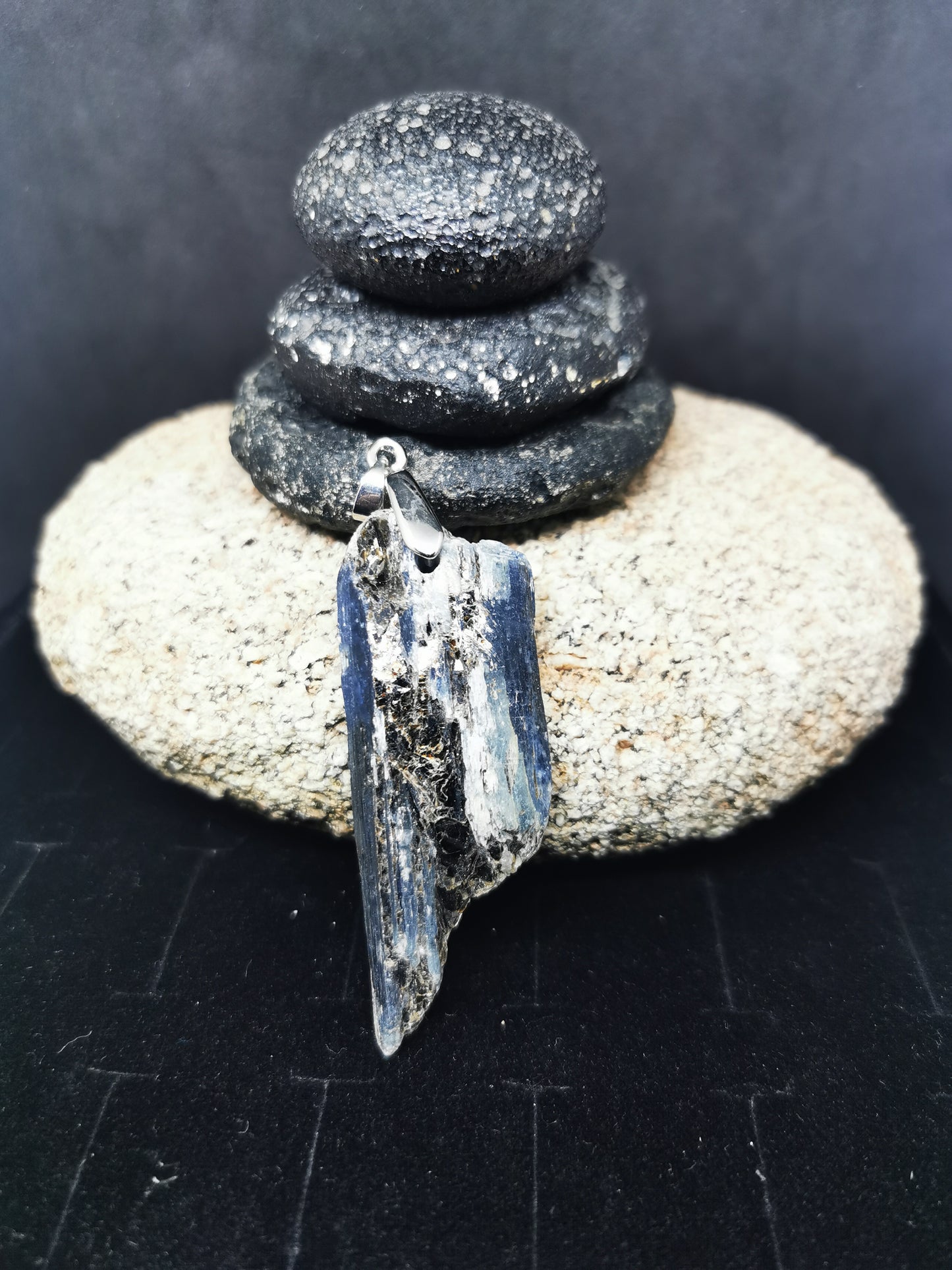 Cyanite bleue irisée et argentée