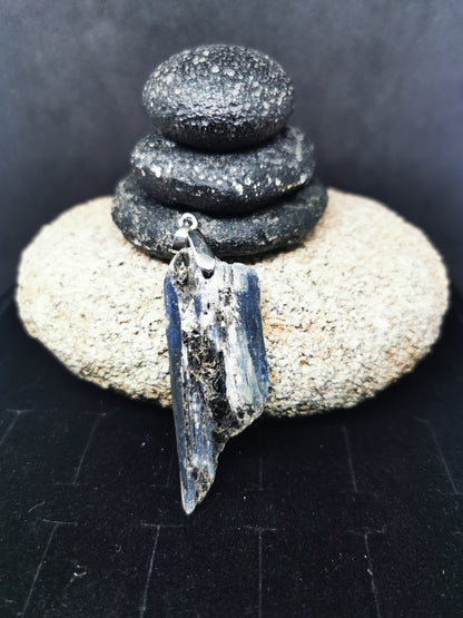 Cyanite bleue irisée et argentée