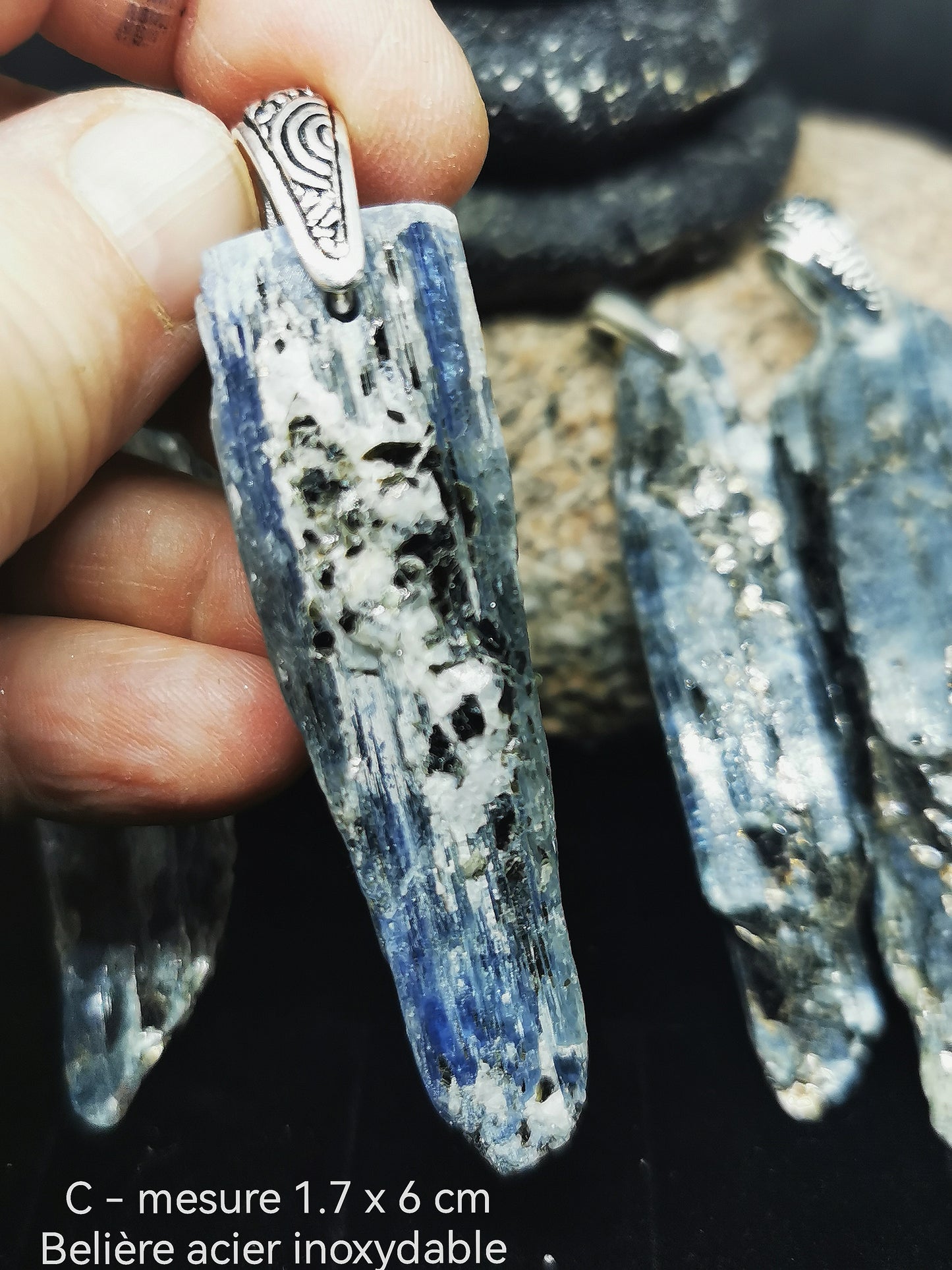 Cyanite bleue irisée