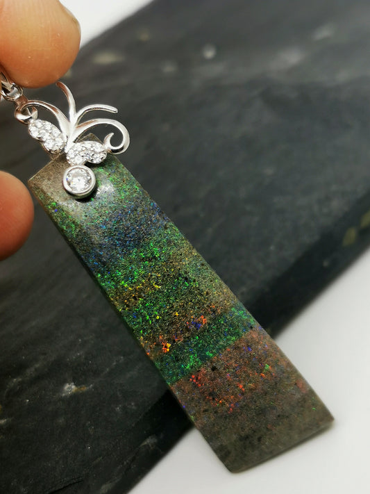 Pendentif en opale noire matrix