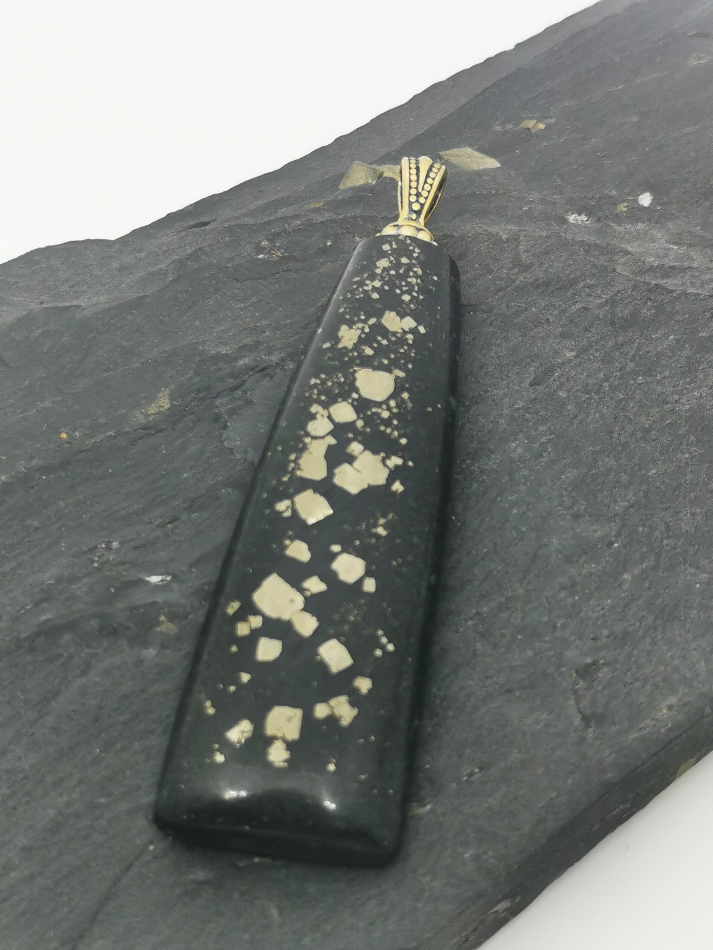 Pendentif de Pyrite sur ardoise