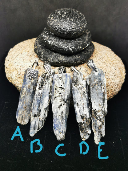 Cyanite bleue irisée