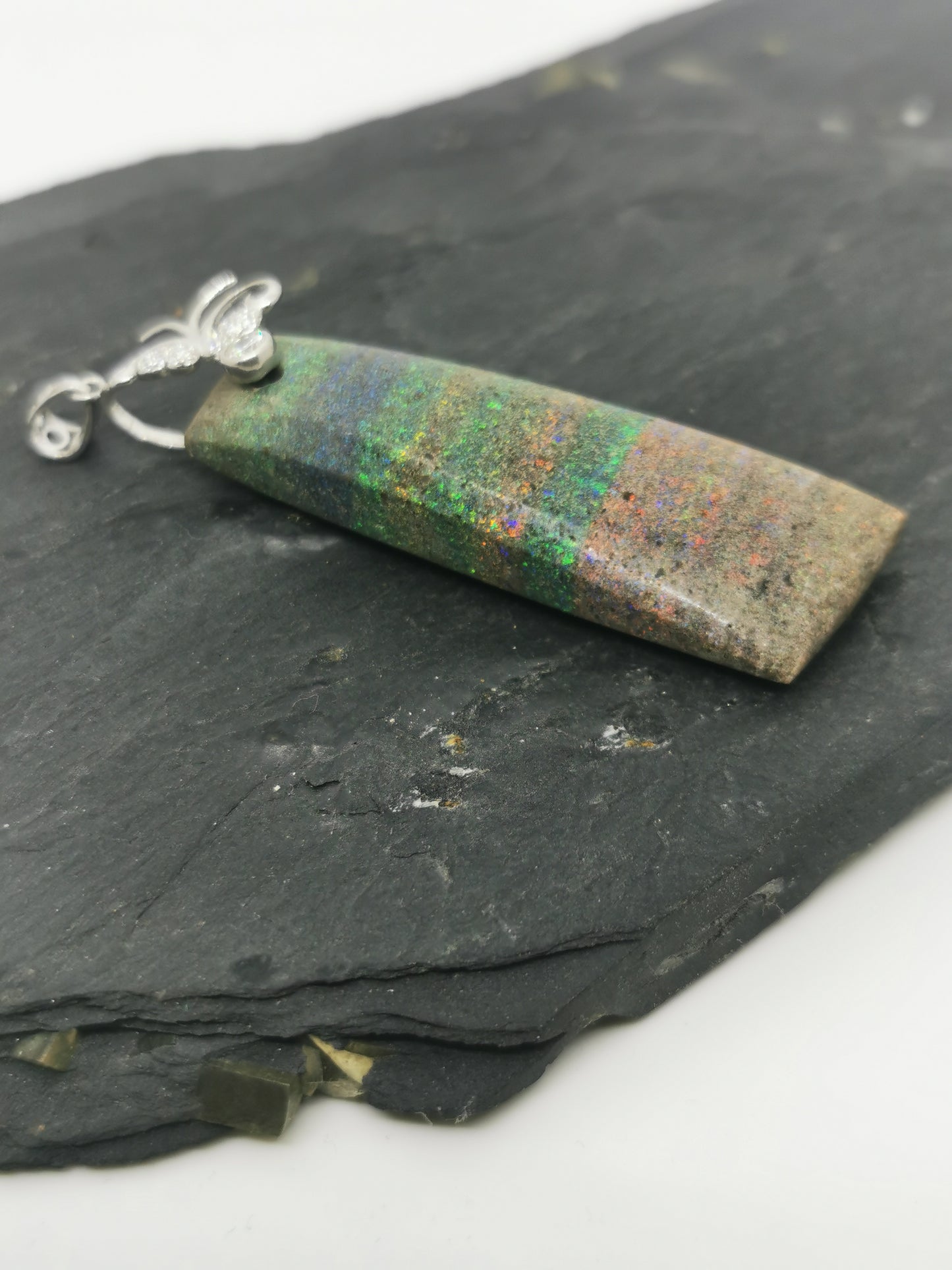 Pendentif en opale noire matrix