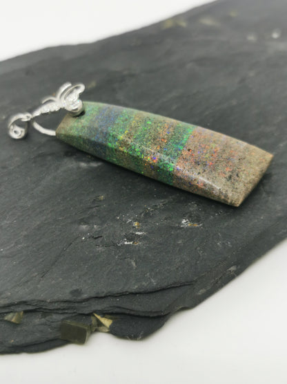 Pendentif en opale noire matrix
