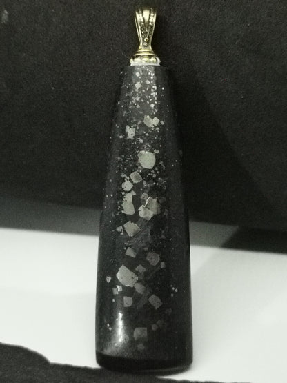 Pendentif de Pyrite sur ardoise
