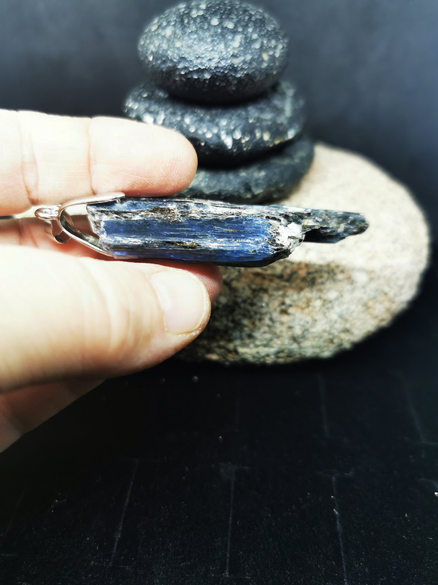 Cyanite bleue irisée et argentée