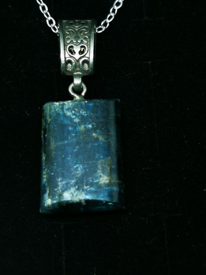 Cyanite bleue irisée