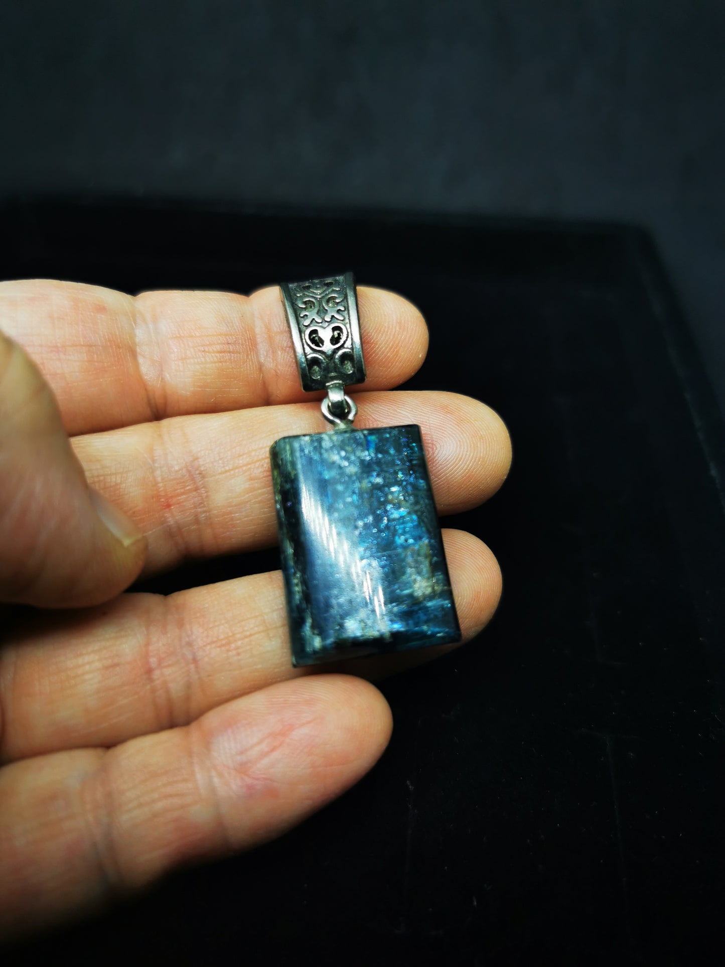 Cyanite bleue irisée