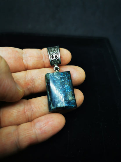 Cyanite bleue irisée