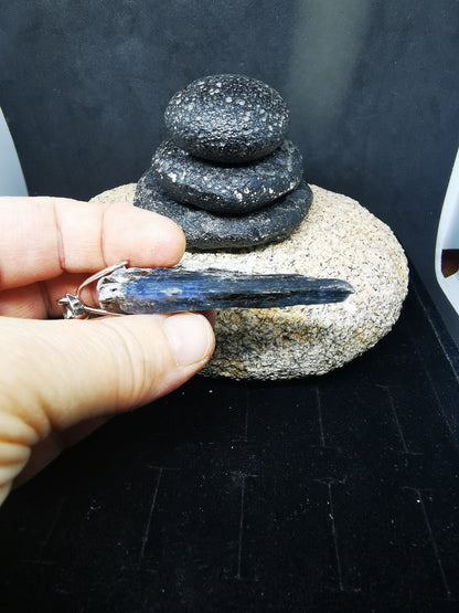 Cyanite bleue irisée et argentée