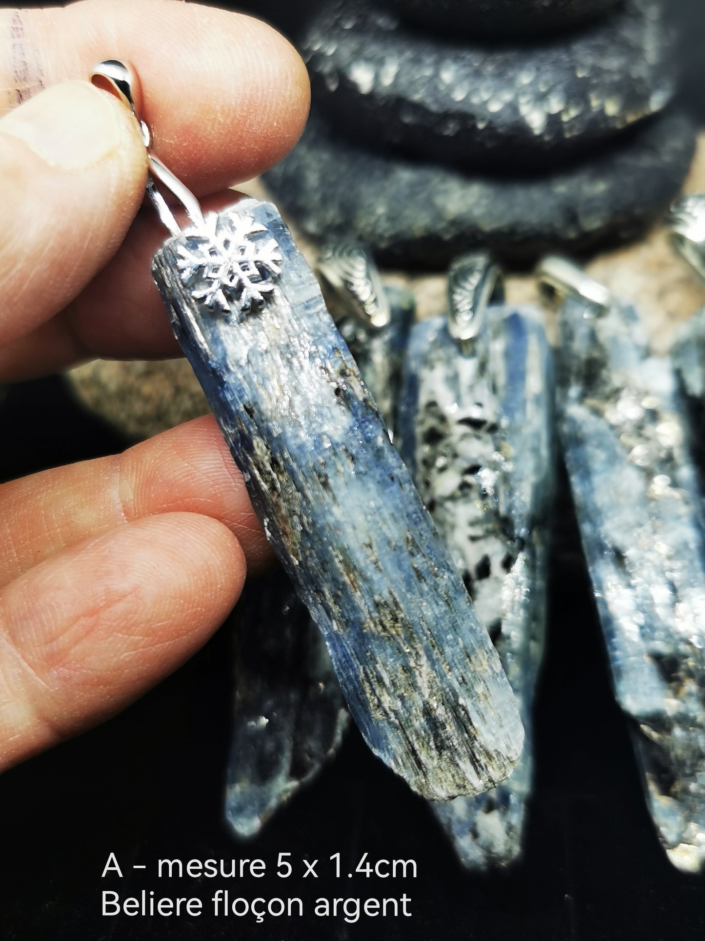 Cyanite bleue irisée