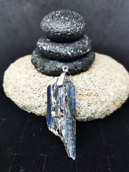 Cyanite bleue irisée et argentée