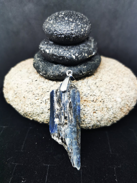 Cyanite bleue irisée et argentée