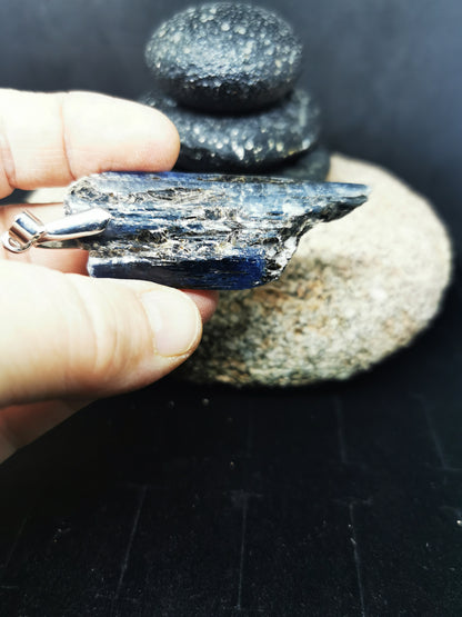 Cyanite bleue irisée et argentée