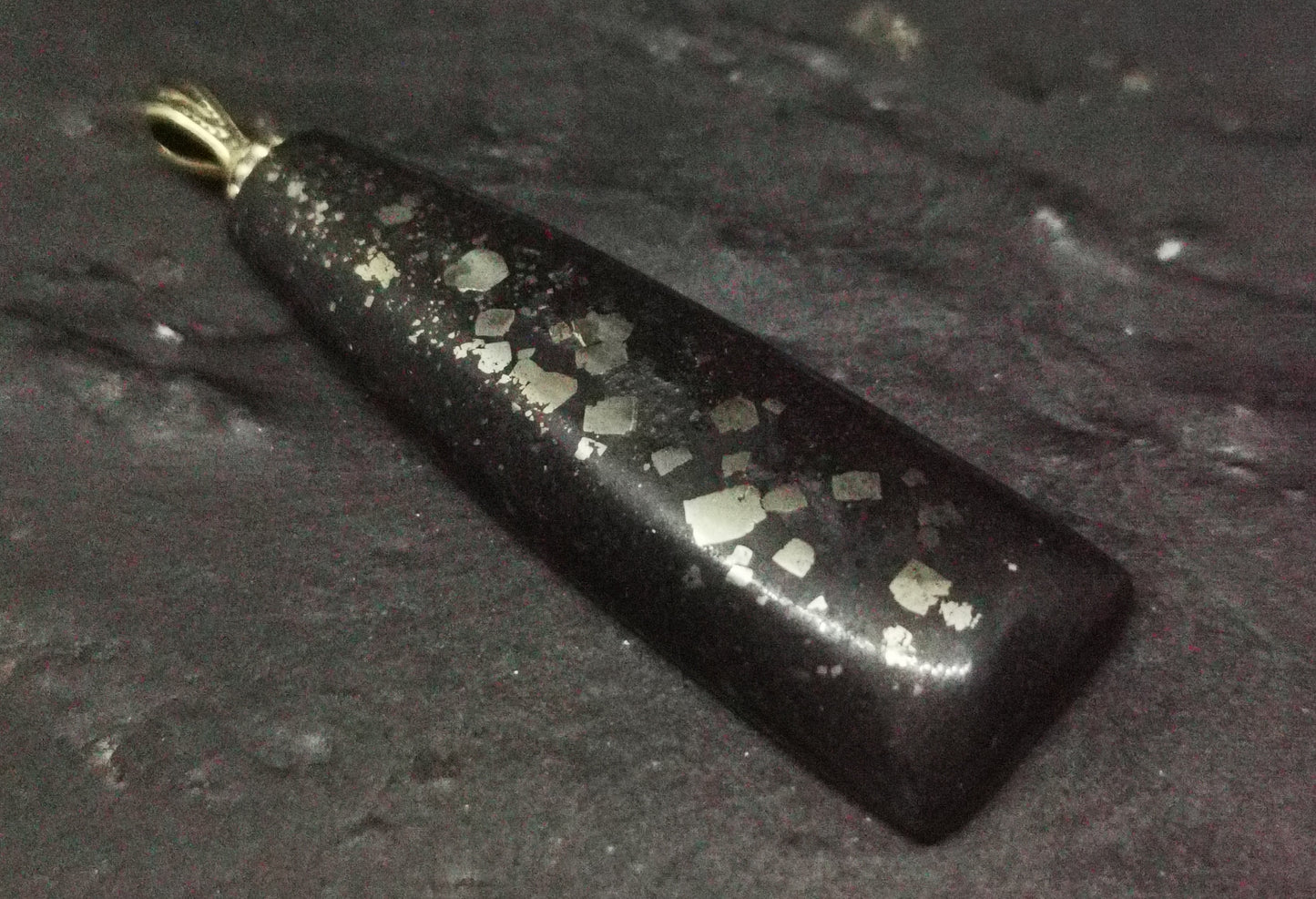 Pendentif de Pyrite sur ardoise